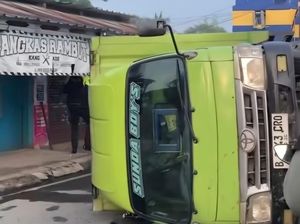 Sopir Diduga Ngantuk, Truk Tabrak Pembatas Jalan hingga Terguling di Bogor