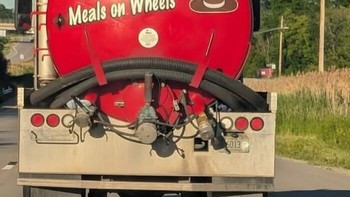 Tulisan di truk tangki ini benar-benar bikin hilang selera makan. Apalagi ada emoji yang memperjelas isinya. Waduh! Foto: Boredpanda