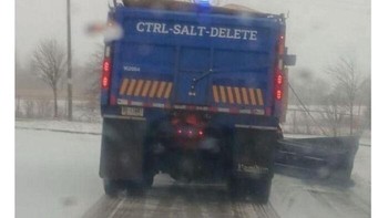 Ctrl + Alt + Delete? Ini truk atau komputer Windows? Kalau jalanan bersalju bikin macet, apa tinggal pencet tombol buat restart? Foto: Boredpanda