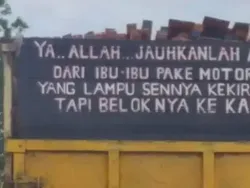 Tulisan di Belakang Truk Ini Kocak Parah hingga Menohok Tulisan di Belakang Truk Ini Kocak Parah hingga Menohok
