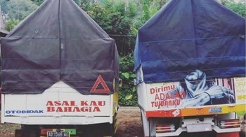 Yang penting kamu bahagia, meski bukan bersamaku. Dua truk ini kalau digabung tulisannya malah jadi kisah cinta penuh pengorbanan. Duh, kok jadi galau! Foto: instagram.com/recehtapiviral