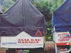 Tulisan di Belakang Truk Ini Kocak Parah hingga Menohok Tulisan di Belakang Truk Ini Kocak Parah hingga Menohok
