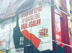 Tulisan di Belakang Truk Ini Kocak Parah hingga Menohok Tulisan di Belakang Truk Ini Kocak Parah hingga Menohok