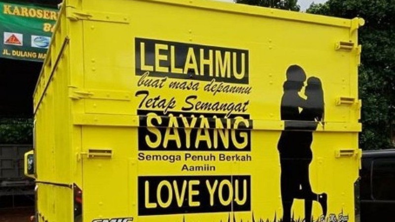Tulisan di Belakang Truk Ini Kocak Parah hingga Menohok