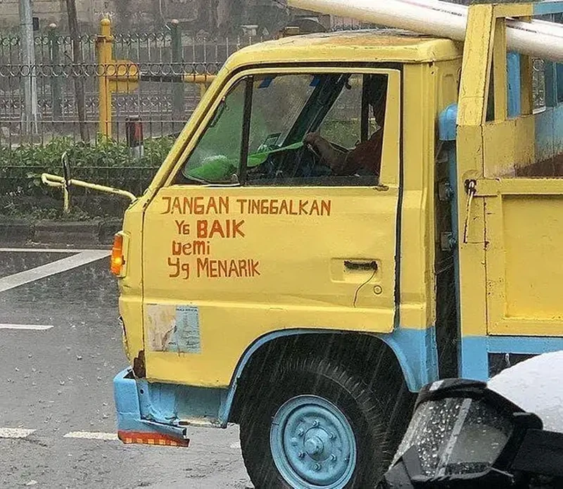 Tulisan di Belakang Truk Ini Kocak Parah hingga Menohok