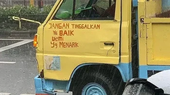 Jangan tinggalkan yang baik demi yang menarik. Waduh, tulisan di pintu truk ini bukan sekadar nasihat, tapi tamparan buat yang suka tergoda penampilan! Foto: instagram.com/recehtapiviral