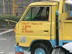 Tulisan di Belakang Truk Ini Kocak Parah hingga Menohok Tulisan di Belakang Truk Ini Kocak Parah hingga Menohok