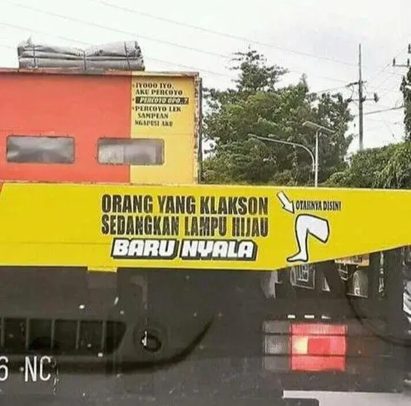 Tulisan di Belakang Truk Ini Kocak Parah hingga Menohok