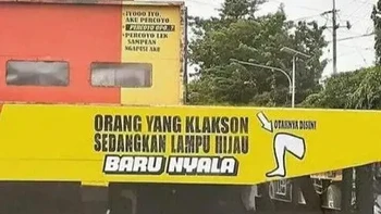 Baru lampu hijau menyala, klakson sudah meraung. Sopir truk ini sampai bikin sindiran khusus buat pengendara yang nggak sabaran. Siapa yang merasa tersindir? Foto: instagram.com/recehtapiviral