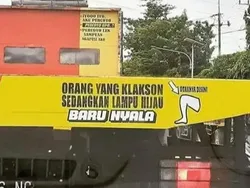 Tulisan di Belakang Truk Ini Kocak Parah hingga Menohok Tulisan di Belakang Truk Ini Kocak Parah hingga Menohok