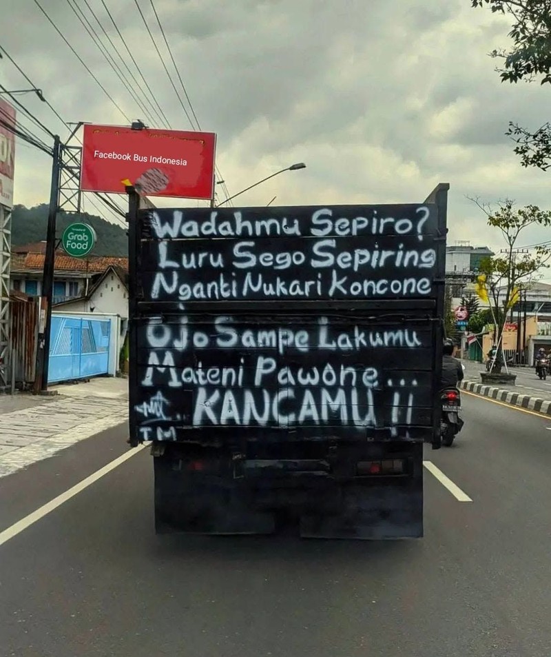 Tulisan di Belakang Truk Ini Kocak Parah hingga Menohok