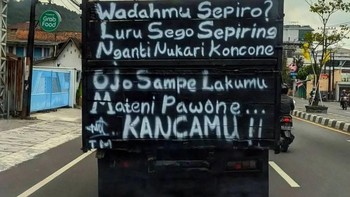 Waduh, sindirannya menohok banget! Cuma demi sesuap nasi, sampai tega mengusik rezeki teman sendiri. Tulisan berbahasa Jawa di belakang truk ini sederhana, tapi pesannya dalam. Siapa yang merasa tersindir? Foto: instagram.com/recehtapiviral
