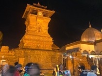 Menara Kudus Tampil Memikat dengan Cahaya Keemasan
