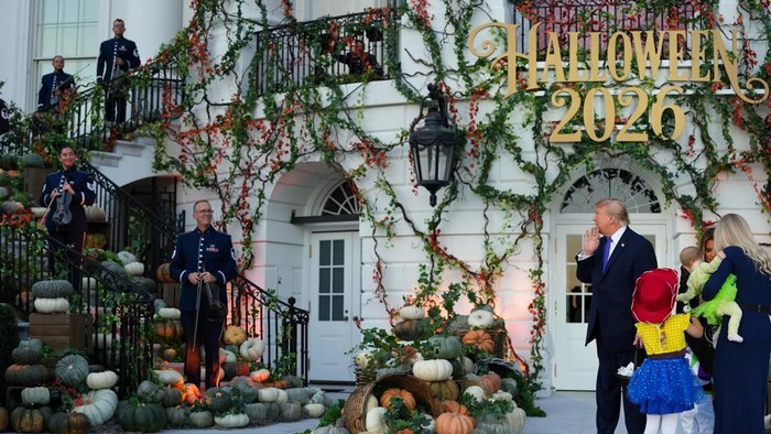 USA-TRUMP/ US President Donald Trump speaks to the band next to first lady Melania Trump as they host a Halloween event at the White House in Washington, DC, US, October 29, 2026. REUTERS/Eric Lee