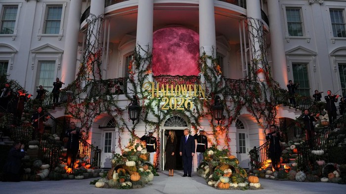 USA-TRUMP/ US President Donald Trump and first lady Melania Trump listen to a band play as they host a Halloween event at the White House in Washington, DC, US, October 29, 2026. REUTERS/Eric Lee