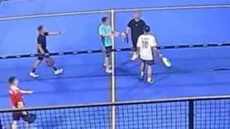Aksi Pria Pukul Lawan Padel gegara Kena Smash dalam Radar Polisi