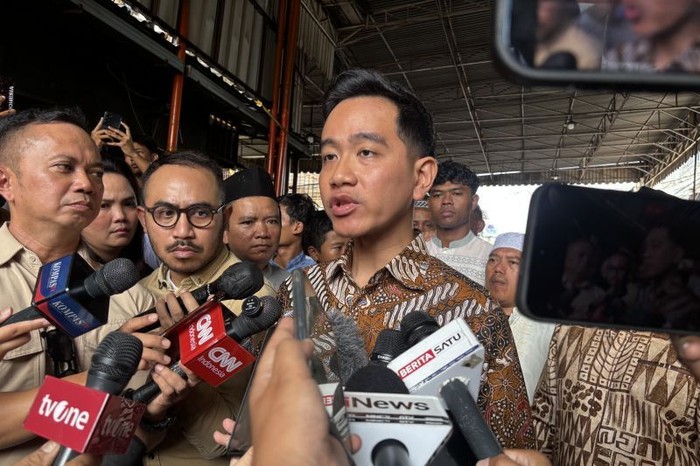 Wapres Gibran Rakabuming Raka menjawab pertanyaan wartawan di Jakarta Barat, Jumat (30/10/2026). ANTARA/Prisca Triferna