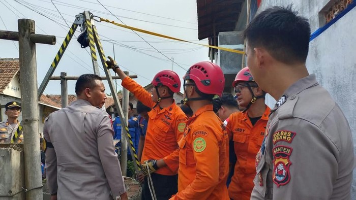 Seorang pria bernama Jaya (36) dilaporkan tercebur ke dalam sumur di Kabupaten Serang, Banten. Tim SAR gabungan melakukan evakuasi terhadap Jaya, Jumat (30/10/2026).