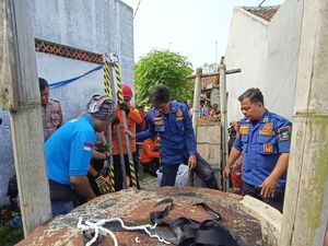 Nyemplung Sumur gegara Terpeleset, Warga Serang Dievakuasi Tim SAR