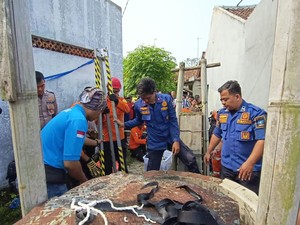 Nyemplung Sumur gegara Terpeleset, Warga Serang Dievakuasi Tim SAR