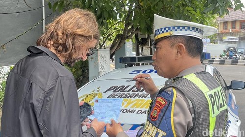 WNA terjaring razia karena tak menggunakan helm, Kamis (29/10/2026).