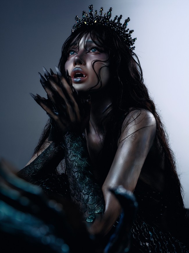 &ldquo;Siren&rsquo;s calling&hellip;&rdquo; tulis akun Instagram LLOUD. Dalam salah satu potret, Lisa tampak memakai mahkota hitam dengan rambut terurai. Foto: Instagram