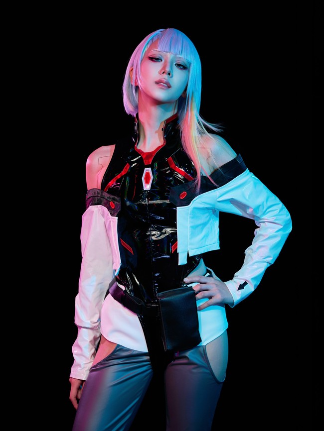 Untuk transformasinya, Jisoo mengenakan rambut palsu berwarna silver dengan potongan asimetris yang menjadi ciri khas ikonik karakter Lucy. Lengkap dengan netrunner suit berwarna hitam-putih. Foto: Instagram