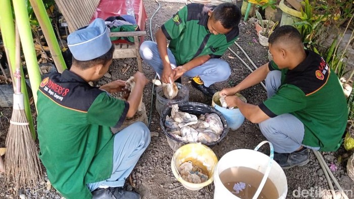 Aktivitas purna TKI di Compreng, Kabupaten Subang memproduksi pot berbahan limbah popok.