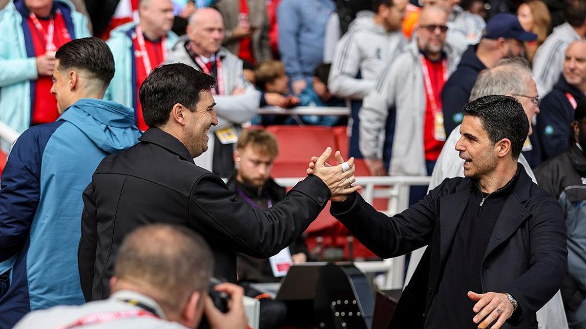 Andoni Iraola bertemu lagi dengan sahabatanya Mikel Arteta saat Liverpool vs Arsenal. (AFC Bournemouth via Getty Images/Robin Jones - AFC Bournemouth)