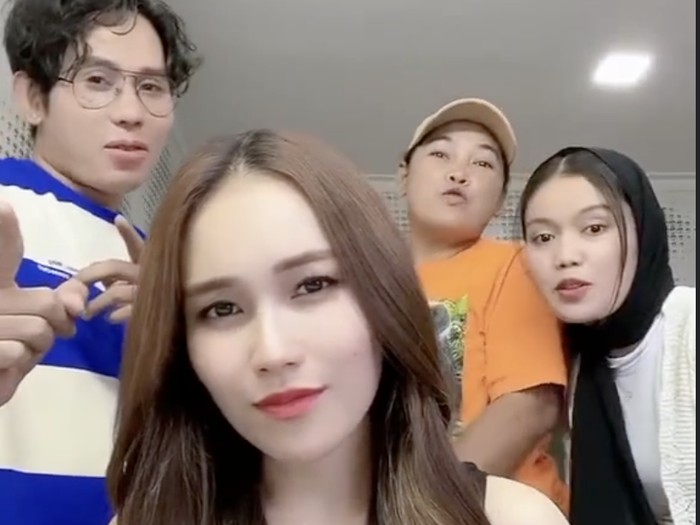 Ayu Ting Ting Kedekatan Ayu Ting Ting dengan Krizna Fahrezi