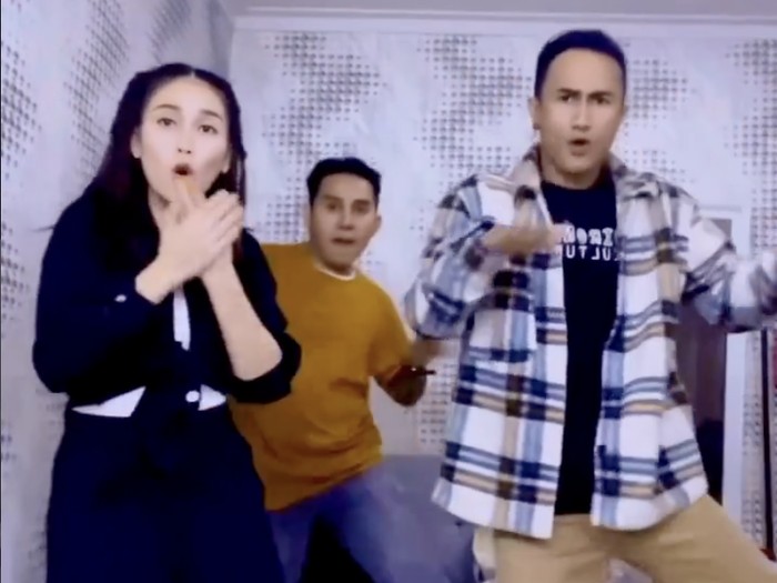 Ayu Ting Ting Kedekatan Ayu Ting Ting dengan Krizna Fahrezi