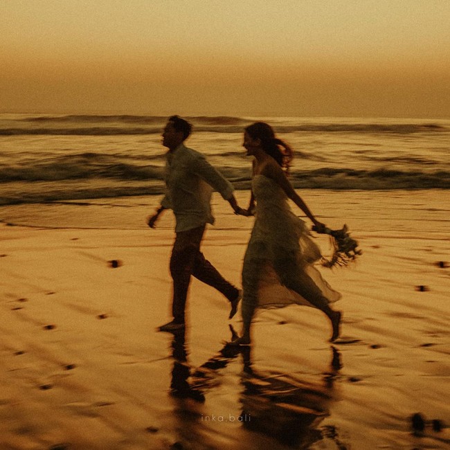 Senja di Laut Prewedding Azriel Hermansyah dan Sarah Menzel