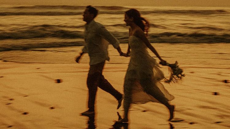 Senja di Laut Prewedding Azriel Hermansyah dan Sarah Menzel