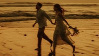 Senja di Laut Prewedding Azriel Hermansyah dan Sarah Menzel