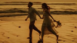 Senja di Laut Prewedding Azriel Hermansyah dan Sarah Menzel