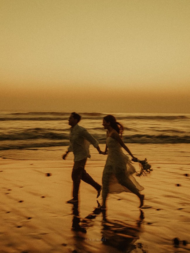 Senja di Laut Prewedding Azriel Hermansyah dan Sarah Menzel