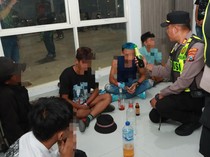 14 Orang Kedapatan Minum Miras di Stadion Surajaya saat Persela Vs Persipura