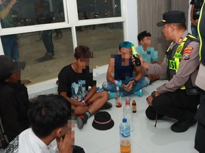 14 Orang Kedapatan Minum Miras di Stadion Surajaya saat Persela Vs Persipura
