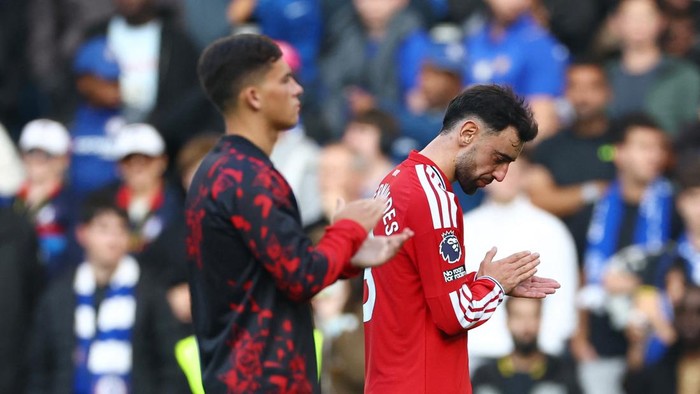 Soccer Football - Premier League - Chelsea v Manchester United - Stamford Bridge, London, Britain - October 31, 2026 Manchester Uniteds Bruno Fernandes looks dejected as he applauds fans after the match Action Images via Reuters/Peter Cziborra EDITO