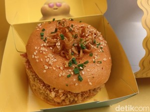 Donat Topping Indomie Goreng Rendang dan Kornet Hadir di Blok M