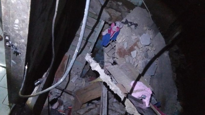 Dapur rumah warga di Bogor ambruk menyebabkan 4 penghuninya terjebak di reruntuhan, Sabtu (31/10/2026) dini hari.