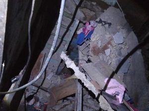 Dapur Rumah Warga di Bogor Ambruk, 4 Orang Sempat Terjebak Reruntuhan