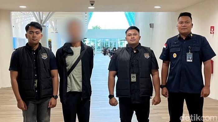 Deportasi WN China oleh petugas Imigrasi Bima di Bandara Internasional Lombok, Jumat (30/10/2026).