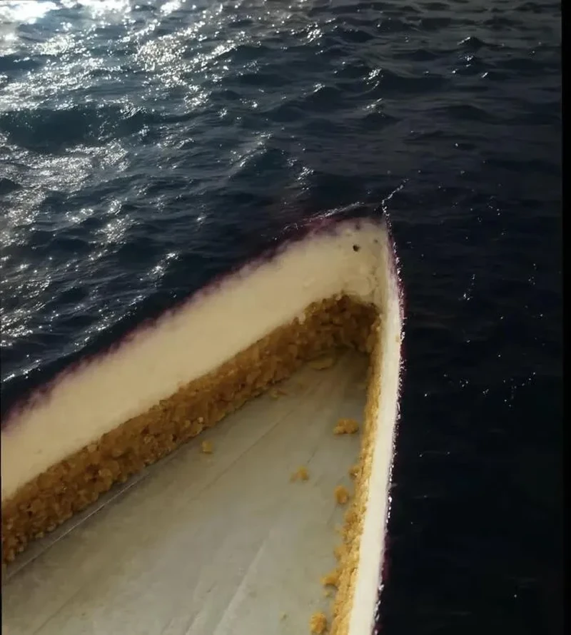 Sederet ilusi optik ini mampu membohongi mata kalian. Jadi perlu dilihat berkali-kali agar bisa paham.