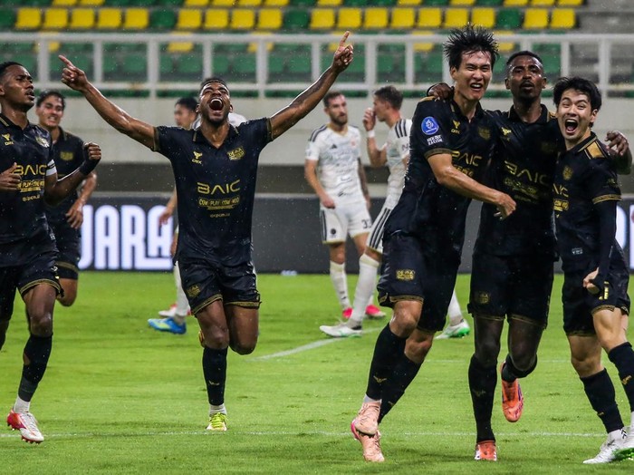 Pesepak bola Dewa United Banten FC Ivar Jenner (kedua kiri) berebut bola di udara dengan pesepak bola Persija Jakarta Radovan Pankov (kiri) saat&nbsp;pertandingan BRI Super League di Banten International Stadium, Kabupaten Serang, Banten, Sabtu (31/10/2026). Dewa United Banten FC menang atas Persija Jakarta dengan skor 2-1. ANTARA FOTO/Rafsanjani/pma/agr
