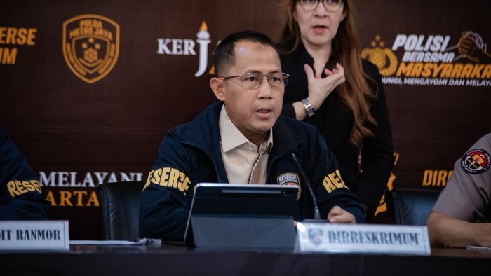 Direktur Reserse Kriminal Umum Polda Metro Jaya Kombes Imron Ermawan saat konferensi pers di Mapolda Metro Jaya, Sabtu (31/10/2026).