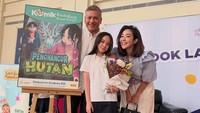 Gisel dan Gading bangga melihat Gempi dan teman-teman. Sekali lagi selamat untuk Gempita, Anansa Gratia, Bentley, Daffa, Keavy, Kyorie, Michelle, dan Rayden .. So proud of you! Terima kasih, Sampoerna Academy BSD dan KKPK, sudah memberikan kesempatan bagi anak-anak untuk mengembangkan dan membagikan karya mereka. Juga untuk Miss Haifa yang sudah mendampingi proses belajarnya, ucap Gisel. Foto: Instagram @gisel_la