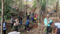 Warga Lawang Kompak Tanam Pohon Usai Karhutla Lereng Arjuno