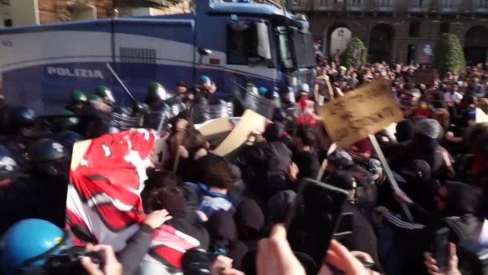 Video: Demo Protes Biaya Hidup Ricuh, Polisi Pukuli Massa Aksi di Italia
