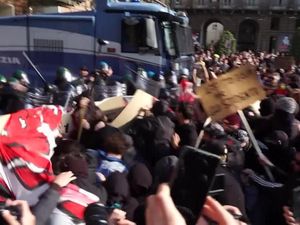 Demo di Italia Memanas, Polisi Tembakkan Meriam Air dan Tangkap 8 Orang